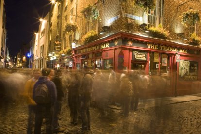 Temple Bar es el barrio más conocido de Dublín por su ambiente nocturno, pubs tradicionales y música en directo todos los días del año.