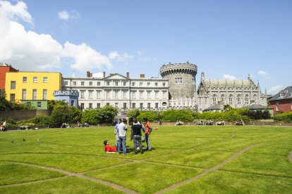 El Castillo de Dublín, una mezcla de fortalezas normandas y edificios georgianos, es uno de los grandes referentes históricos de la capital irlandesa. Sus jardines, abiertos al público, son un oasis en pleno centro.