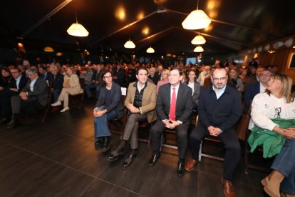 Primera fila del acto de partido celebrado en Ponferrada.