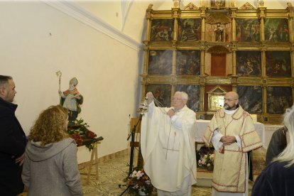 Bendición del retablo y patrono ante los fieles y autoridades locales y provinciales.