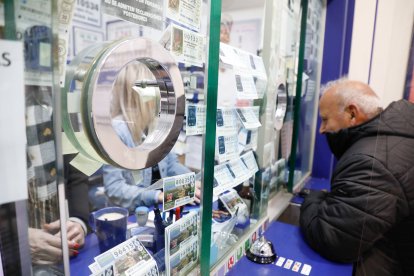 Un cliente compra sus décimos de Lotería de Navidad en León.