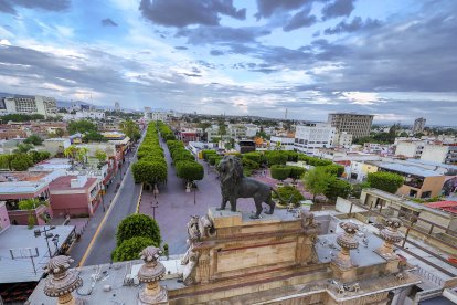 El Arco de la Calzada y su león de bronce representan el orgullo local y la conexión simbólica con León (España)