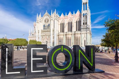 El Templo Expiatorio del Sagrado Corazón, símbolo neogótico de León (México), evoca en su monumentalidad la herencia arquitectónica europea