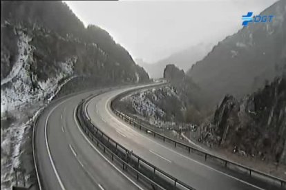 Nieve en la AP-66 a la altura de Caldas de Luna (León).