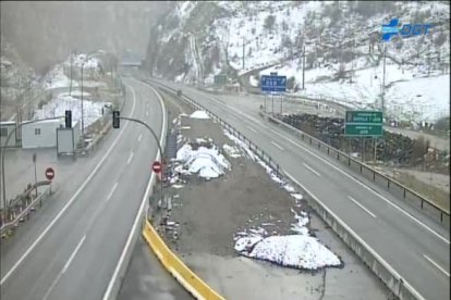 Nieve en la AP-66 a la altura de Caldas de Luna (León).