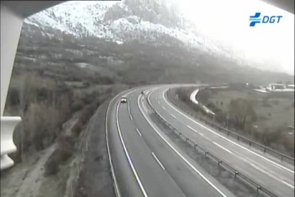 Nieve en la AP-66 a la altura de Caldas de Luna.