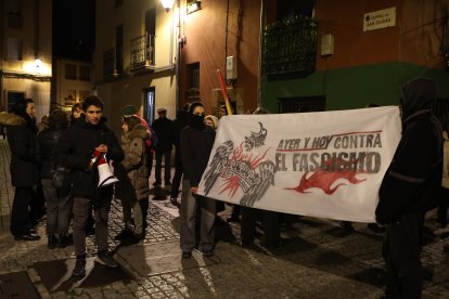 Concentración contra una misa celebrada en honor a Franco en León.