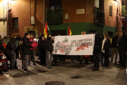 Concentración contra una misa celebrada en honor a Franco en León.