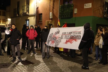 Concentración contra una misa celebrada en honor a Franco en León.