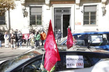 Una caravana de protesta por el estado de la N-630 atasca el centro de León.