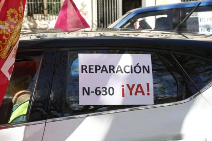 Una caravana de protesta por el estado de la N-630 atasca el centro de León.