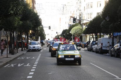 Una caravana de protesta por el estado de la N-630 atasca el centro de León.