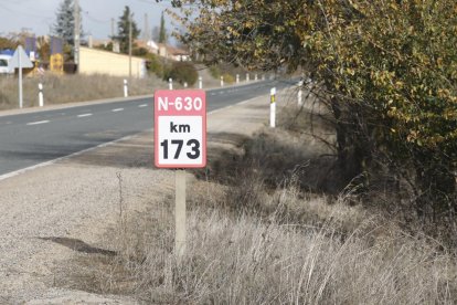 Una caravana de protesta por el estado de la N-630 atasca el centro de León.