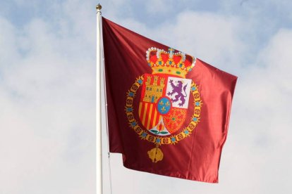 Detalle de la bandera con el escudo de armas de Felipe VI que ondea en el Palacio de la Zarzuela, con el león rampante. El guión real sobre el que se bordan las armas es de