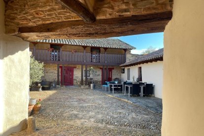 El patio empedrado de a-ti conserva la estructura tradicional maragata con espacios para descanso al aire libre.