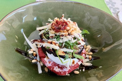Uno de los platos servidos en la casa rural a-ti, ejemplo de su propuesta gastronómica casera y cuidada.