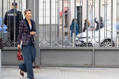 Yolanda Díaz, con uno de sus looks donde mezcla elementos clásicos con guiños urbanos y modernos.
