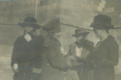 La señorita María Sánchez Miñambres con amigas.
