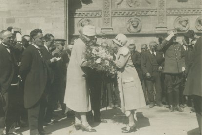 Durante la visita de los reyes a León en 1927, la concejala leonesa saluda a la reina Victoria