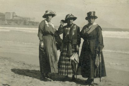 Las tres hermanas: Segunda, María y Agustina, en la playa.