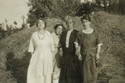 En la finca de Marzanas, las tres hermanas con la madre, Agustina Miñambres