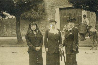Las tres hermanas Sánchez Miñambres.