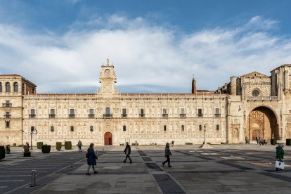 La fachada principal del Parador de San Marcos es una obra maestra del plateresco que sigue asombrando a viajeros de todo el mundo.