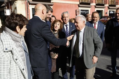 Visita de Ernest Urtasun a León al entorno del teatro Emperador.