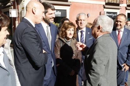 Visita de Ernest Urtasun a León al entorno del teatro Emperador.
