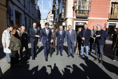 Visita de Ernest Urtasun a León al entorno del teatro Emperador.