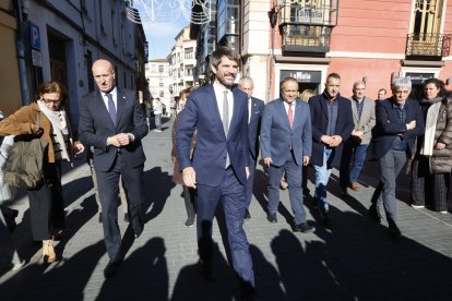 Visita de Ernest Urtasun a León al entorno del teatro Emperador.