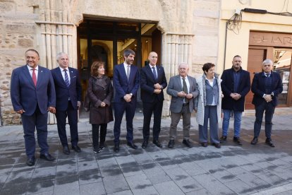 Visita de Ernest Urtasun a León al entorno del teatro Emperador.