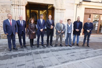 Visita de Ernest Urtasun a León al entorno del teatro Emperador.