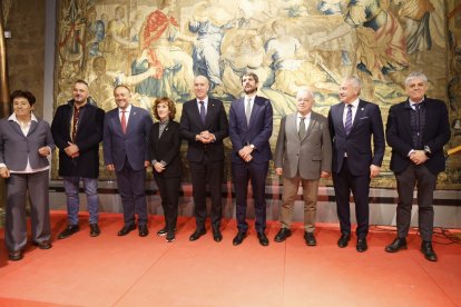 Visita de Ernest Urtasun a León al entorno del teatro Emperador.
