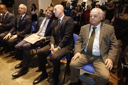 Visita de Ernest Urtasun a León al entorno del teatro Emperador.