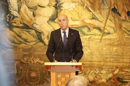 Visita de Ernest Urtasun a León al entorno del teatro Emperador.