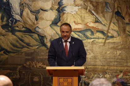 Visita de Ernest Urtasun a León al entorno del teatro Emperador.