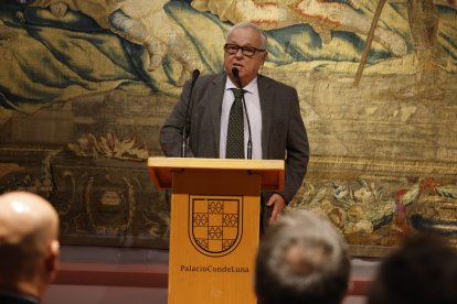 Visita de Ernest Urtasun a León al entorno del teatro Emperador.