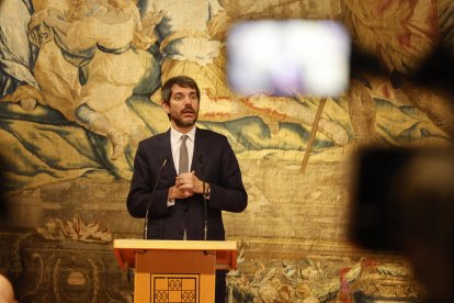 Visita de Ernest Urtasun a León al entorno del teatro Emperador.