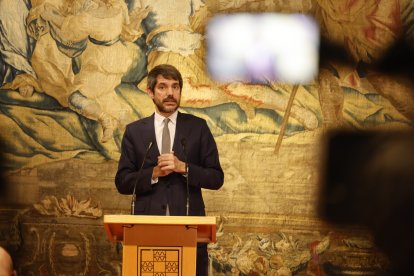 Visita de Ernest Urtasun a León al entorno del teatro Emperador.