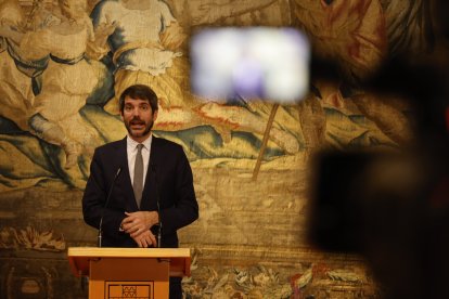 Visita de Ernest Urtasun a León al entorno del teatro Emperador.