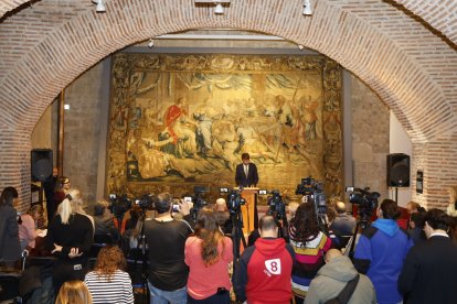 Visita de Ernest Urtasun a León al entorno del teatro Emperador.