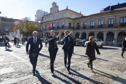 Visita de Ernest Urtasun a León al entorno del teatro Emperador.