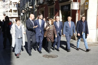 Visita de Ernest Urtasun a León al entorno del teatro Emperador.