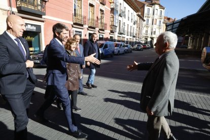 Visita de Ernest Urtasun a León al entorno del teatro Emperador.