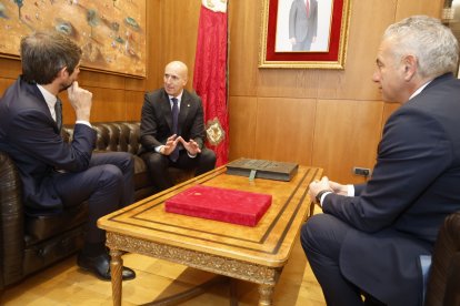 Visita de Ernest Urtasun a León al entorno del teatro Emperador.