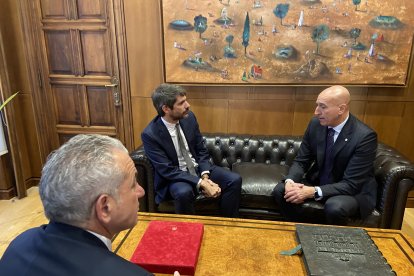 Visita de Ernest Urtasun a León al entorno del teatro Emperador.