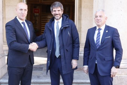 Visita de Ernest Urtasun a León al entorno del teatro Emperador.