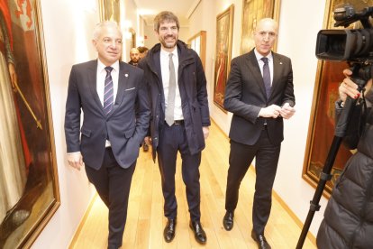 Visita de Ernest Urtasun a León al entorno del teatro Emperador.