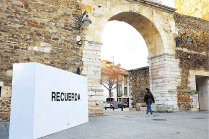 Promoción del Musac en la calle sobre la exposición de Yoko Ono como manera de contagiar de arte contemporáneo las calles de la ciudad.